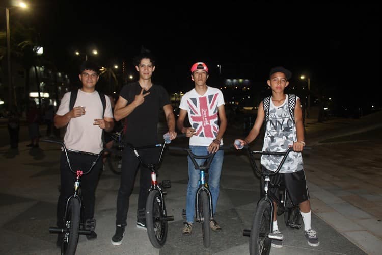 Niños, adolescentes y adultos participan en el Critical Mass basado en el mes patrio