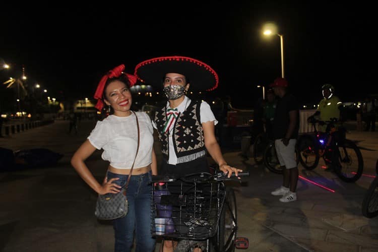 Niños, adolescentes y adultos participan en el Critical Mass basado en el mes patrio