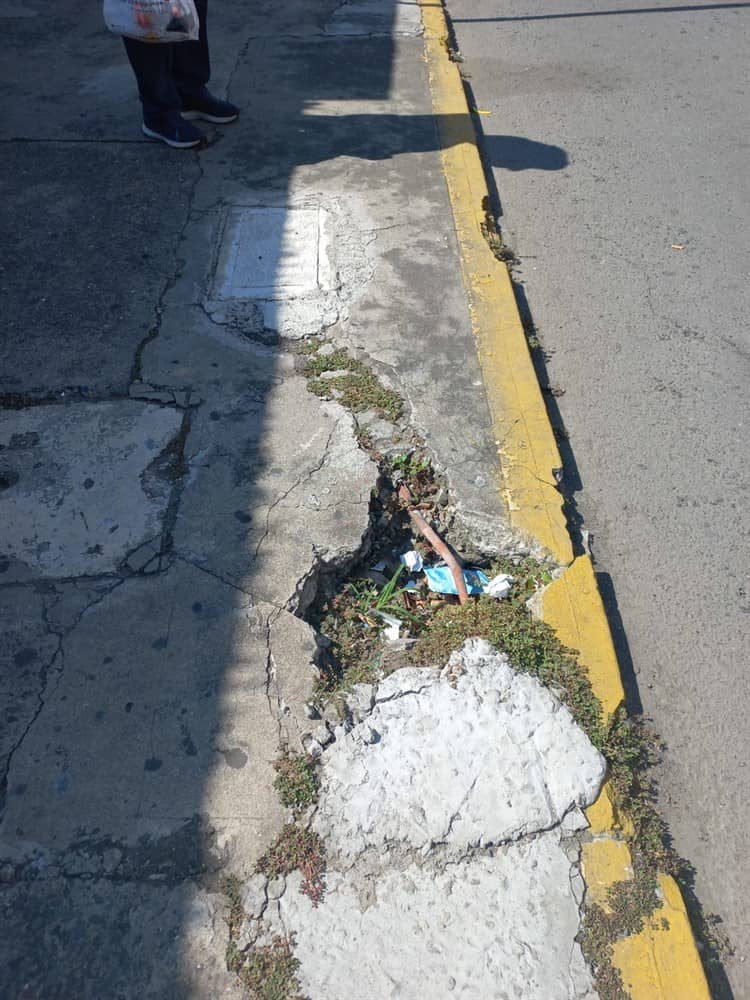 Pavimento roto sobre banqueta pone en peligro a transeúntes en el centro de Veracruz