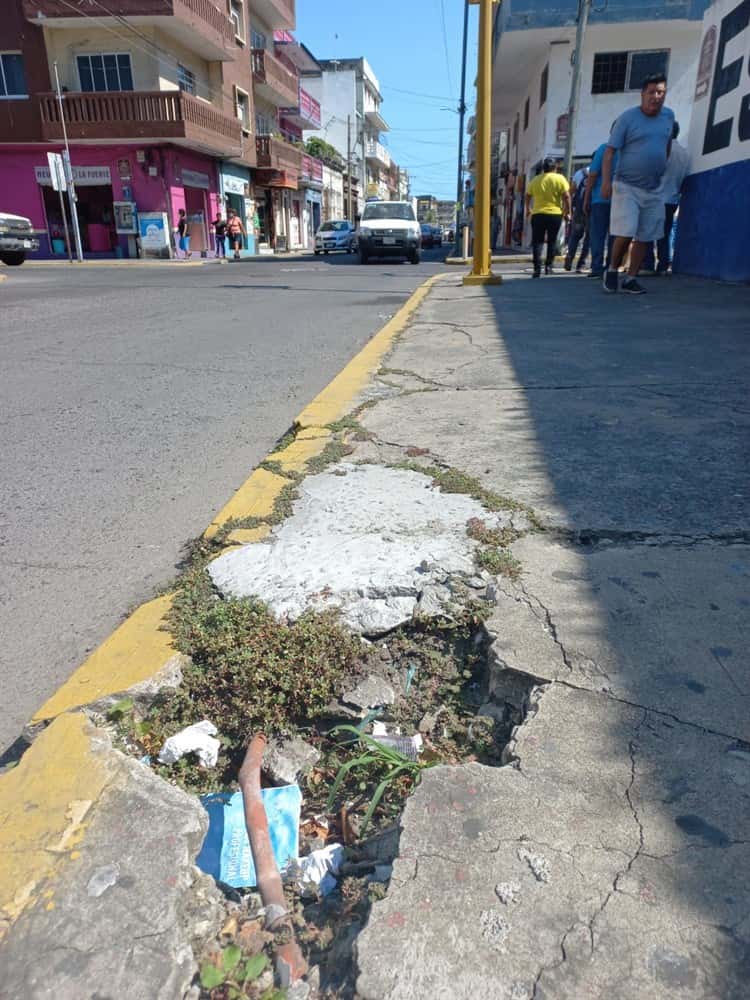 Pavimento roto sobre banqueta pone en peligro a transeúntes en el centro de Veracruz