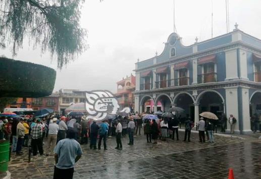 Cardenista se manifiestan frente a palacio de Naolinco; tachan de mentiroso a alcalde