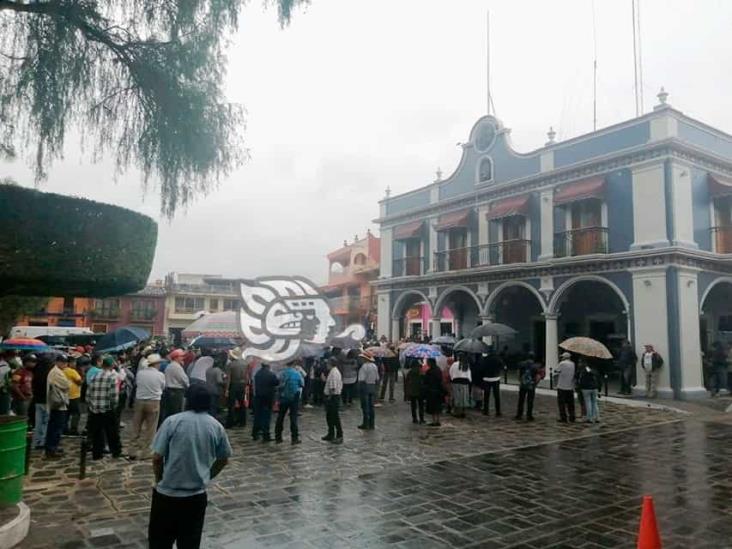 Cardenista se manifiestan frente a palacio de Naolinco; tachan de mentiroso a alcalde