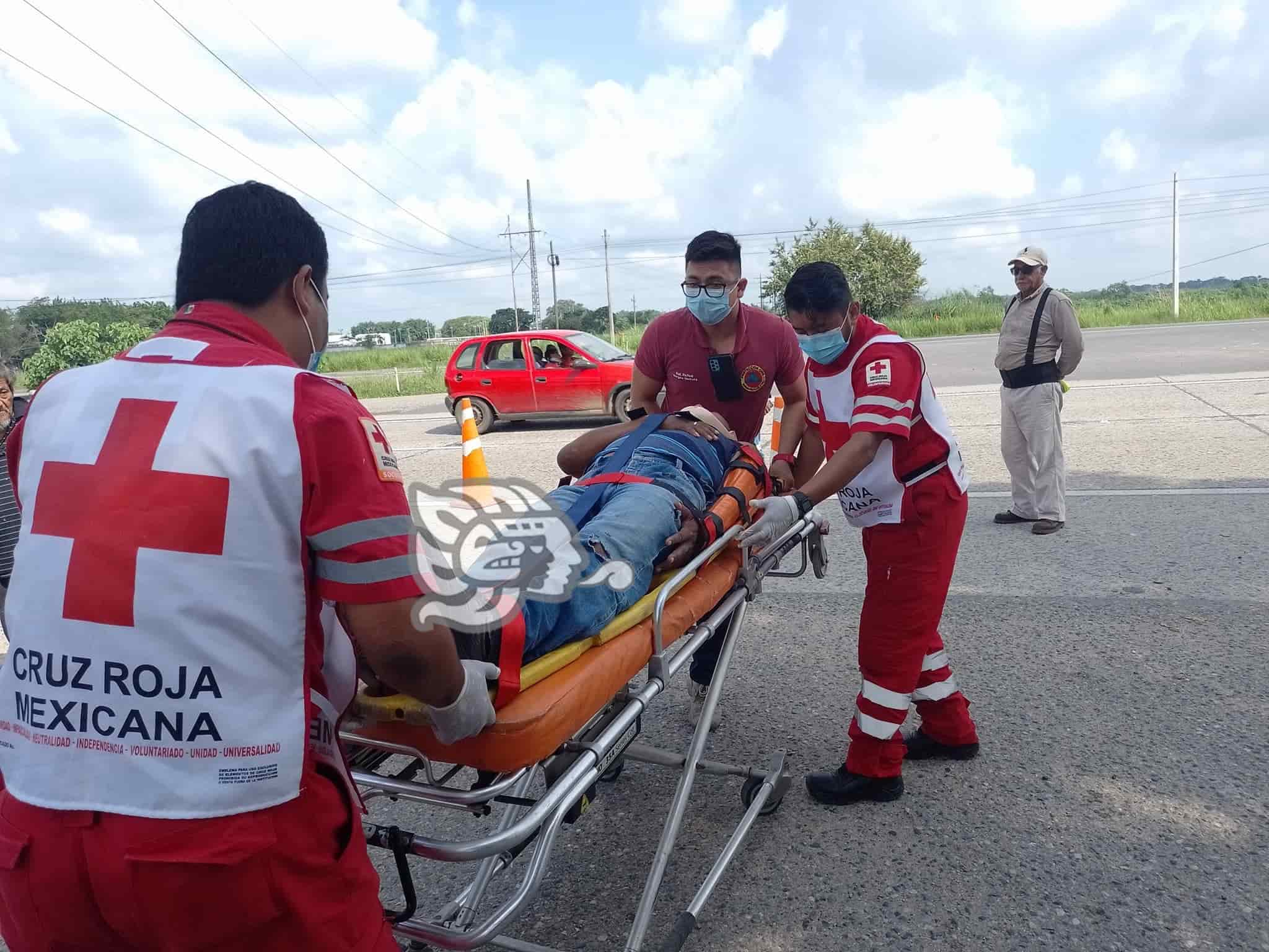 Motociclista choca contra camioneta en carretera Coatzacoalcos-Cárdenas