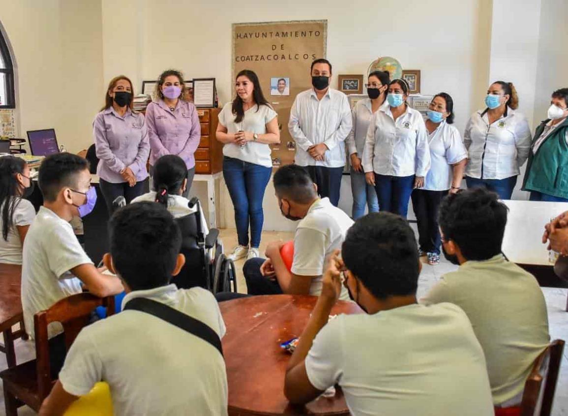 Ayuntamiento recibe visita de estudiantes de Centro de Educación Especial