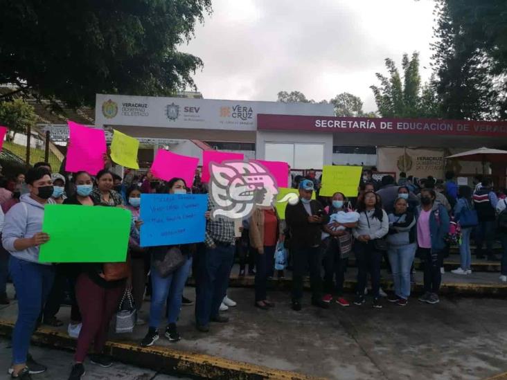 Segundo día de protestas en la SEV; exigen director para primaria de Omealca