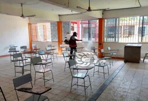 Fumigan  contra el dengue a escuelas de Agua Dulce
