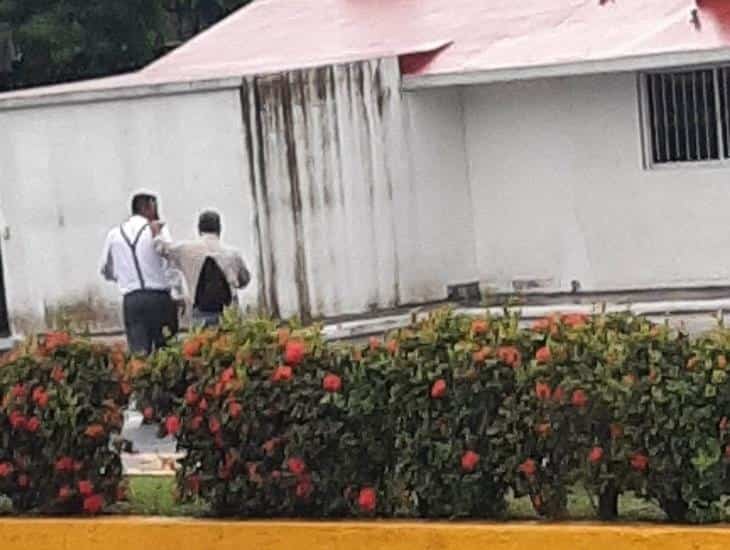 Chofer se detiene para ayudar a abuelito invidente varado sobre la Veracruz-Cardel