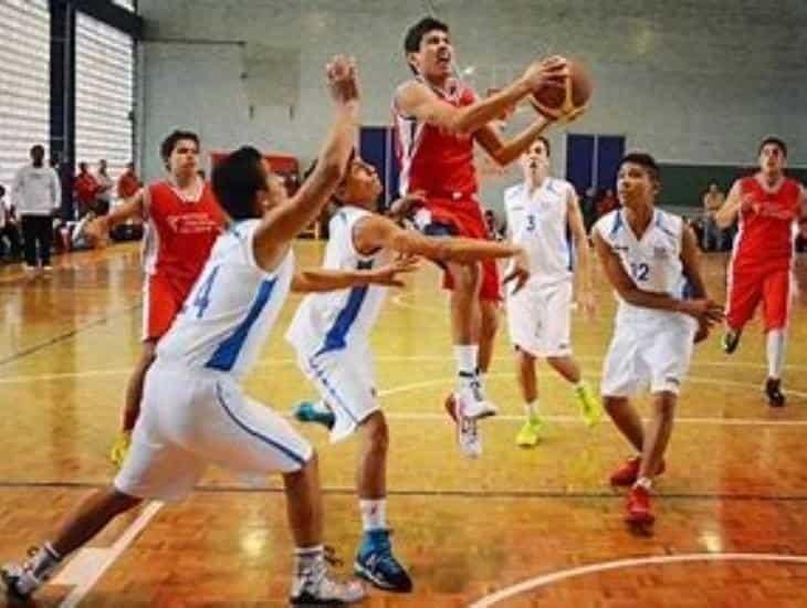 Juegos en cancha del parque