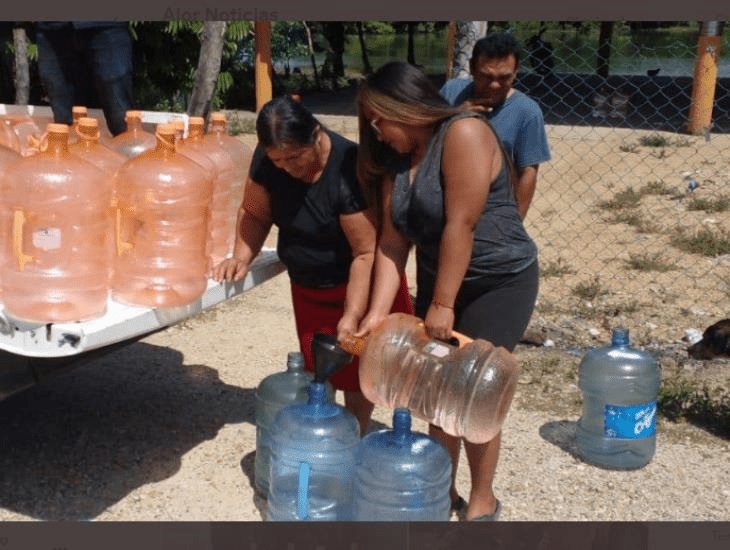 Llevan agua purificada a damnificados en zona rural de Minatitlán