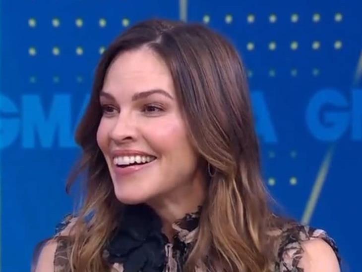 Hilary Swank anuncia embarazo de gemelos en TV en vivo