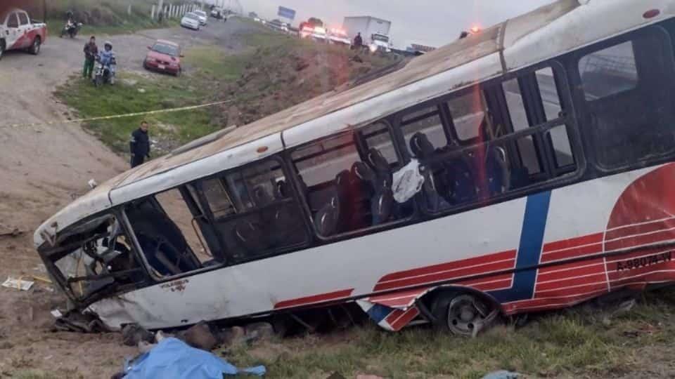 Tráiler embiste a autobús con estudiantes sobre la México Veracruz; hay un muerto