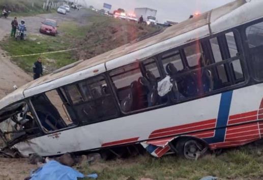 Tráiler embiste a autobús con estudiantes sobre la México Veracruz; hay un muerto