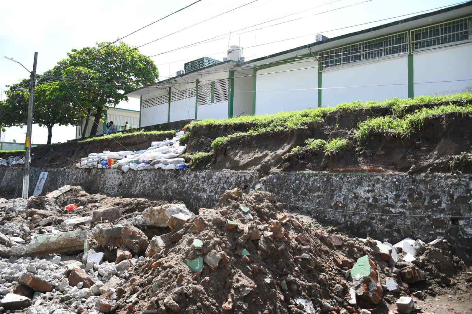 Colocarán malla provisional en primaria de Alvarado tras caer barda por lluvias