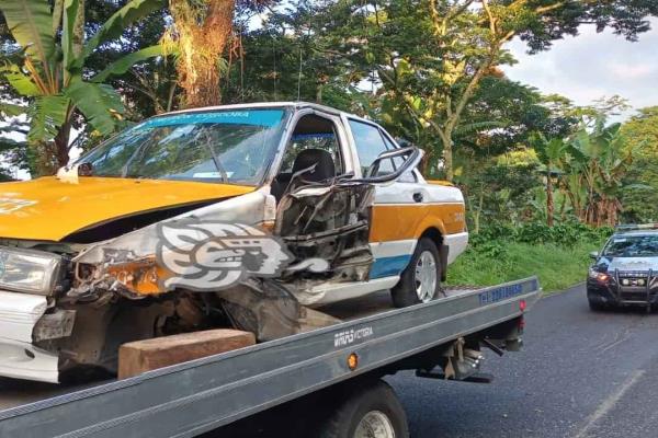Accidente entre taxi y particular en Córdoba deja una persona atrapada