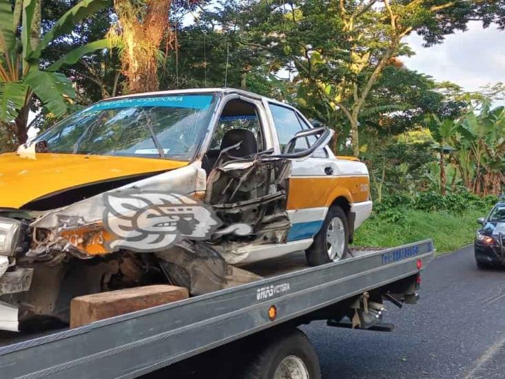 Accidente entre taxi y particular en Córdoba deja una persona atrapada