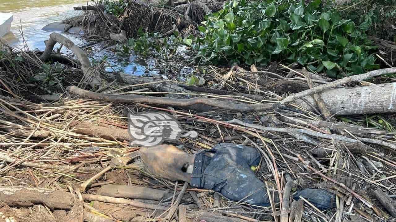 Localizan cuerpo putrefacto a orilla de río, en zona rural de Ciudad Isla