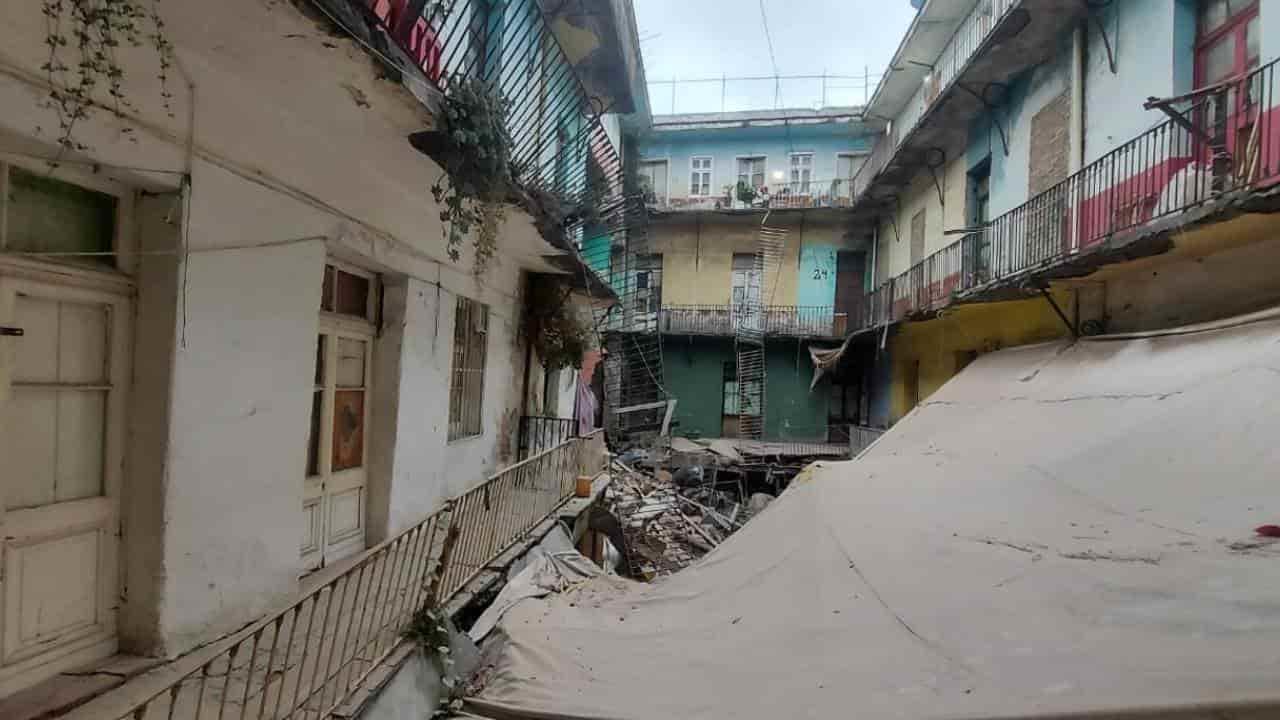 Evacúan por derrumbe en un edificio de la Ciudad de México