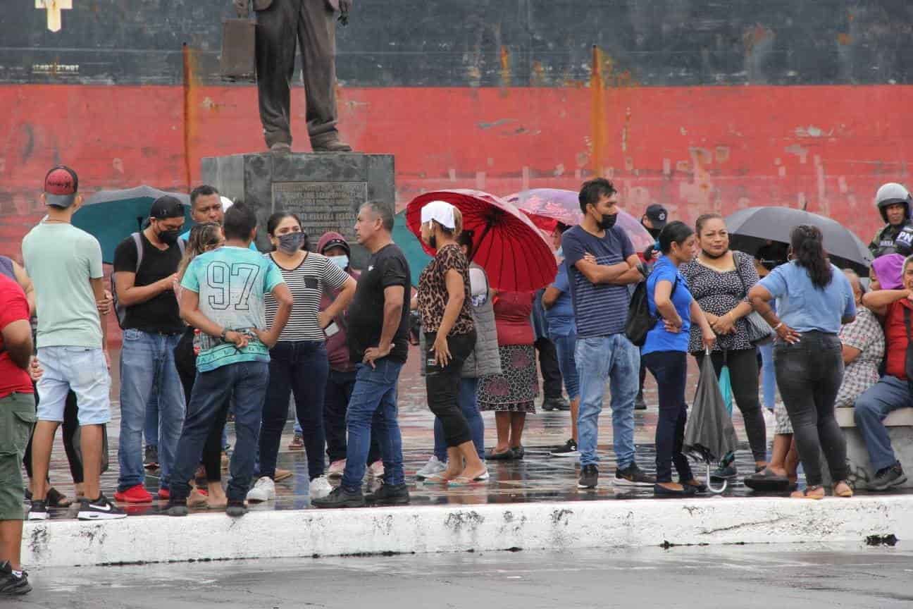 Artesanos establecidos piden reubicar a vendedores ambulantes en Veracruz