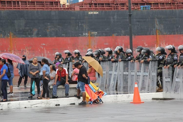 ¿Los engañaron? Por desfile les piden no instalarse y ahora ya no los dejan (+Video)