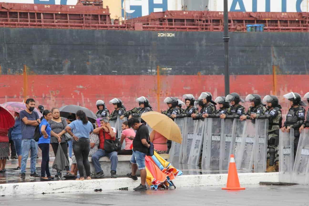 Comerciantes se manifiestan en Veracruz; acusan que no los dejan trabajar (+Video)