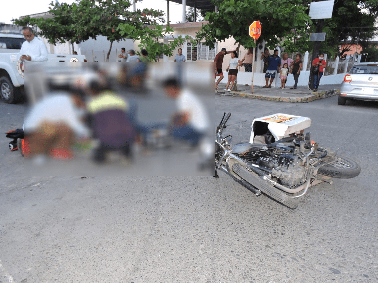 Motociclista se impacta con camioneta que no respetó la preferencia en Tierra Blanca