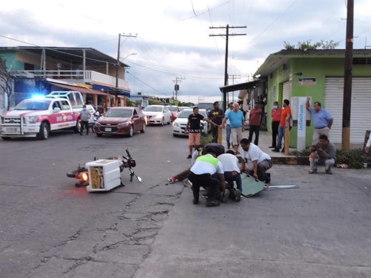 Motociclista se impacta con camioneta que no respetó la preferencia en Tierra Blanca