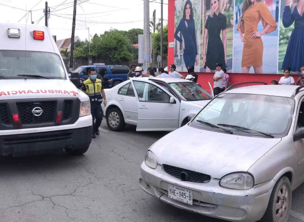 Video: Automovilistas chocan y uno se proyecta contra unidad estacionada en Veracruz