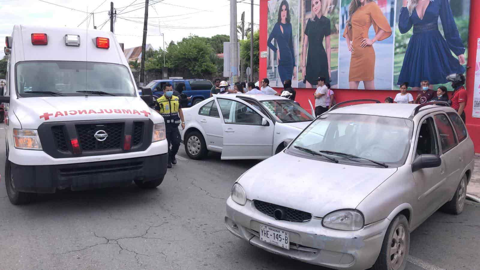 Video: Automovilistas chocan y uno se proyecta contra unidad estacionada en Veracruz