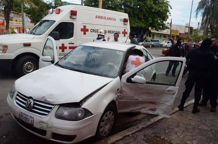 Video: Automovilistas chocan y uno se proyecta contra unidad estacionada en Veracruz