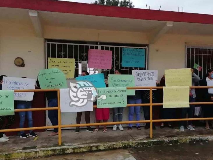 Padres de familia toman primaria en Tenochtitlán; exigen nuevo director