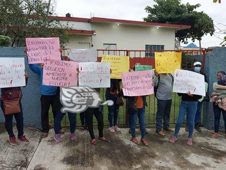 Padres de familia toman primaria en Tenochtitlán; exigen nuevo director