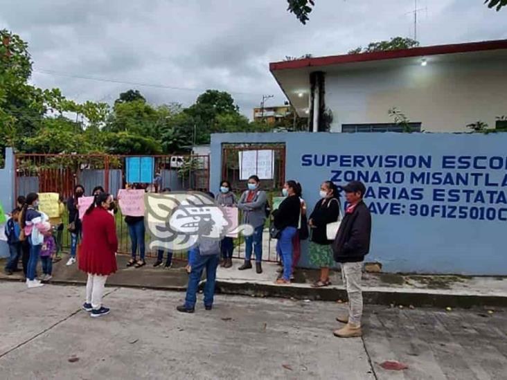 Padres de familia toman primaria en Tenochtitlán; exigen nuevo director