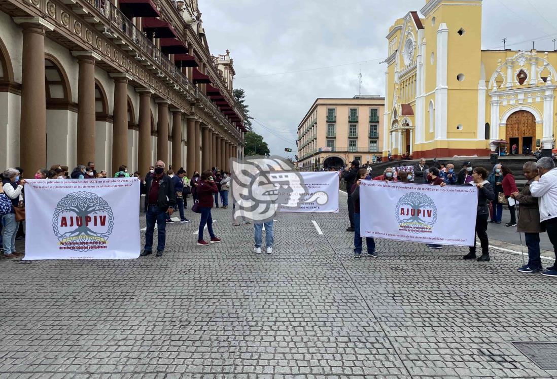 Jubilados retoman bloqueos en Xalapa; acusan incumplimiento de pagos (+Video)