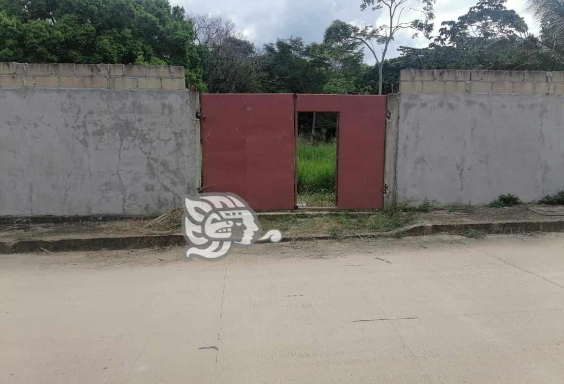 Malvivientes invaden lote baldío; son amenaza para aguadulceños