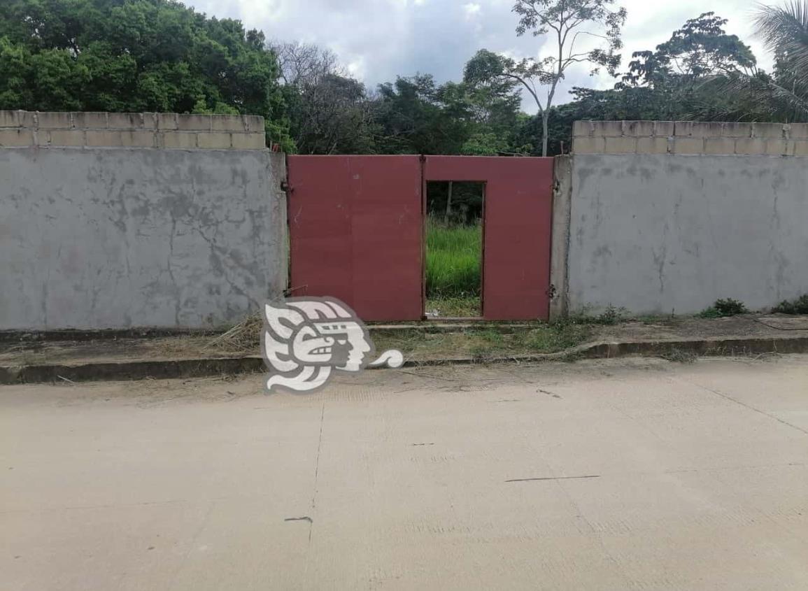 Malvivientes invaden lote baldío; son amenaza para aguadulceños