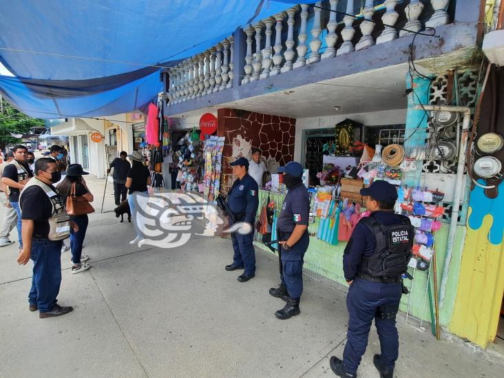 Regulan comercio informal y liberan banquetas en Agua Dulce(+Video)