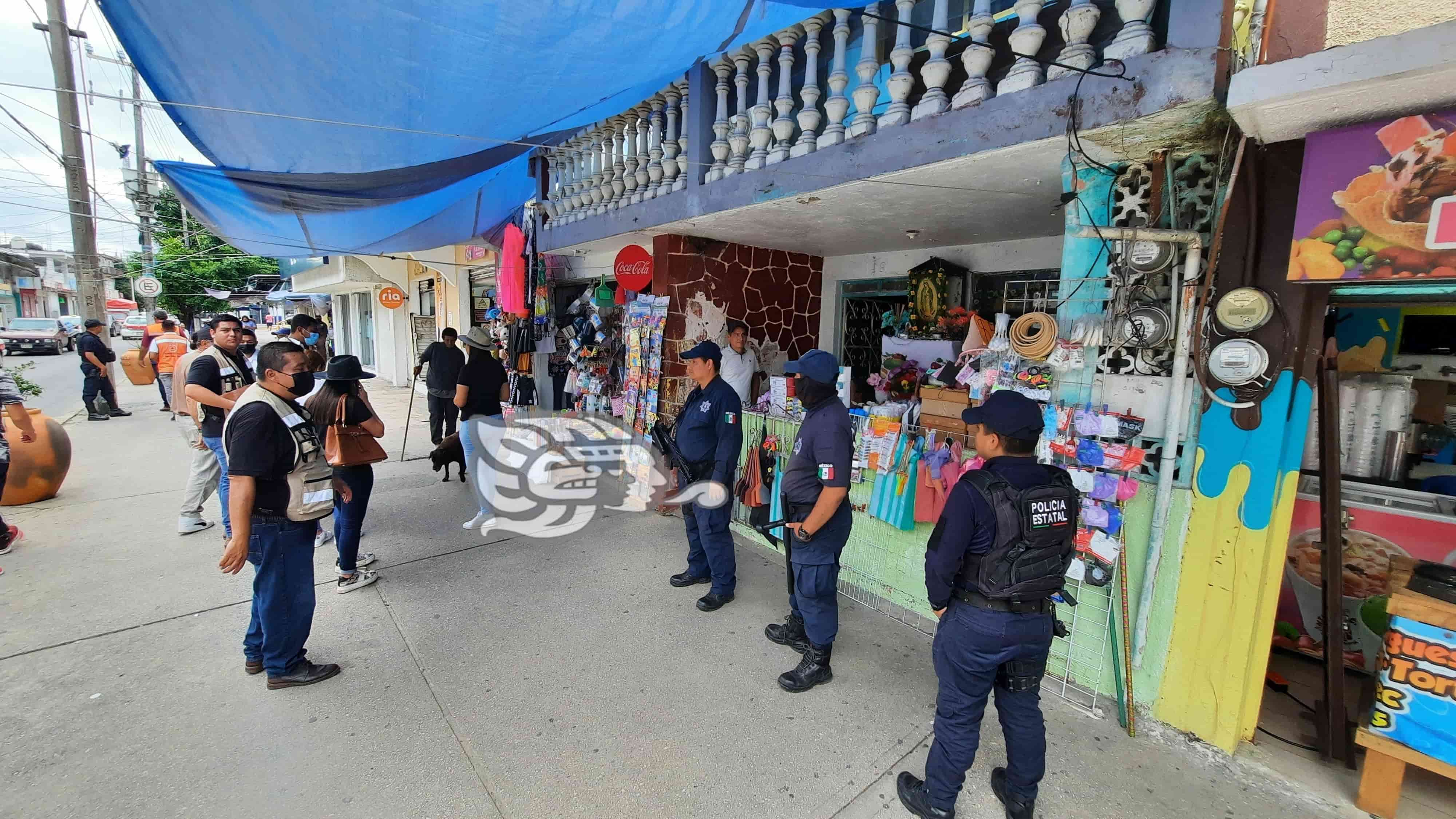 Regulan comercio informal y liberan banquetas en Agua Dulce(+Video)