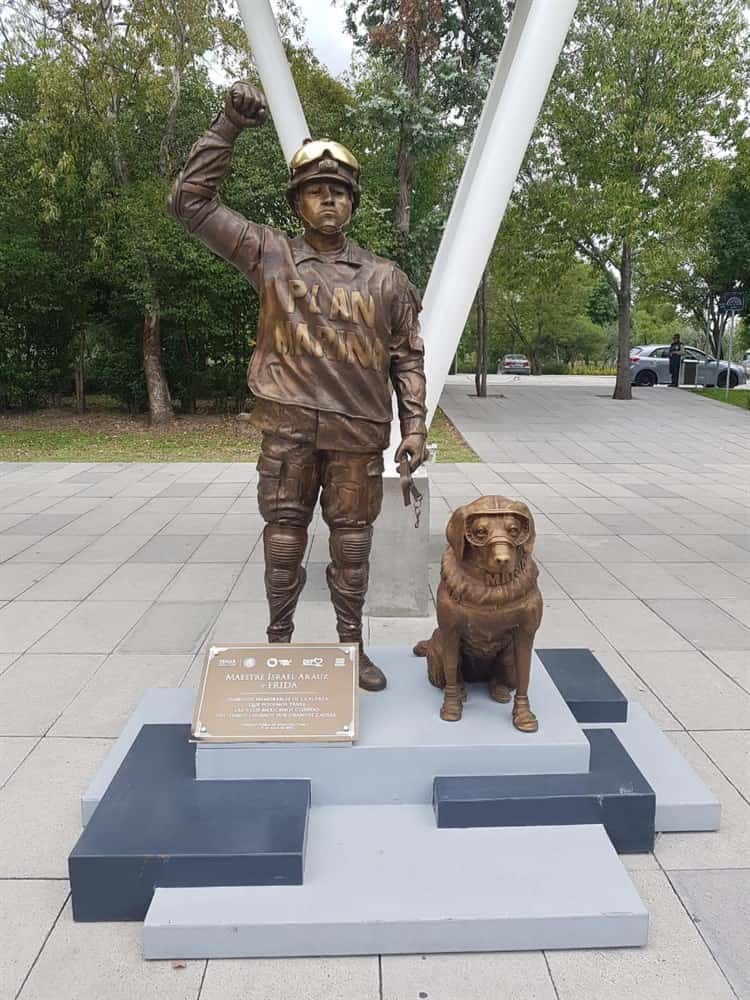 ¿Te acuerdas de Frida, la perrita rescatista en sismos? Ahora tiene su propia estatua