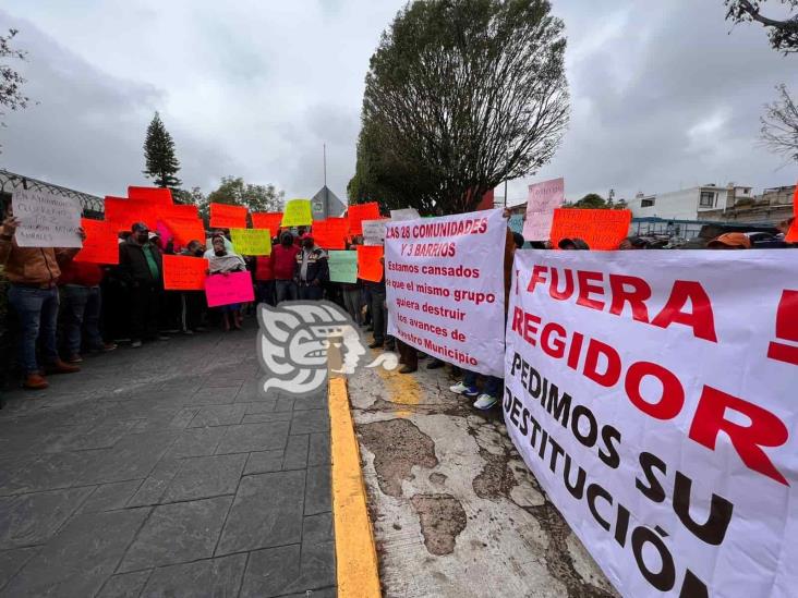 Ante conflicto en Ayahualulco, habitantes se manifiestan en el Congreso (+Video)