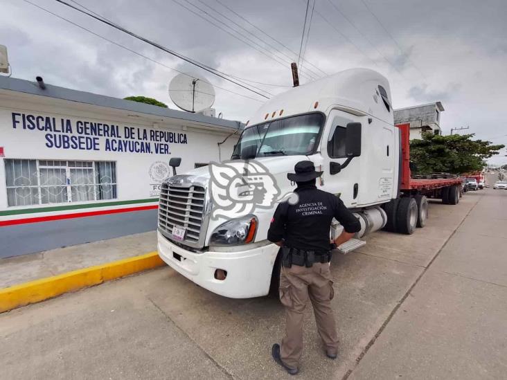 Aseguran 34 migrantes hacinados en cabina de tractocamión; cae pollero(+Video)