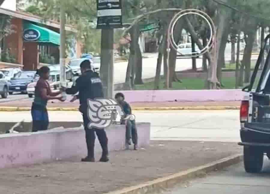 Policía ofrece comida a un par de menores en crucero de Coatzacoalcos (Video)