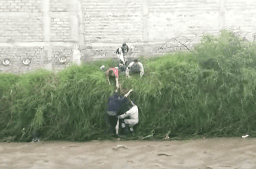 Rescatan a persona que fue arrastrada por la corriente en canal de Jalisco (+Video)