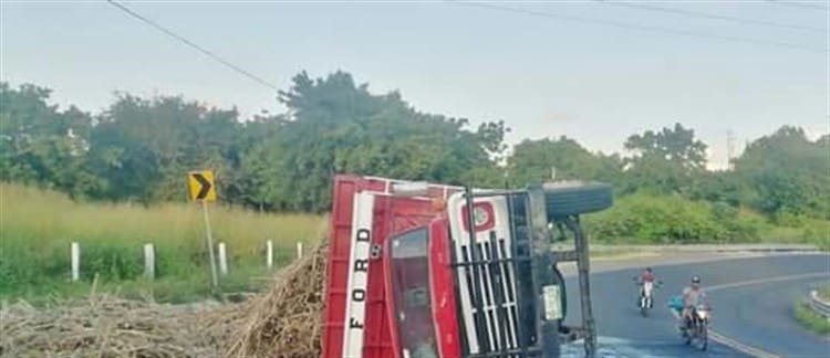 Vuelca camión cañero en curva de Tolome; el conductor se dio a la fuga