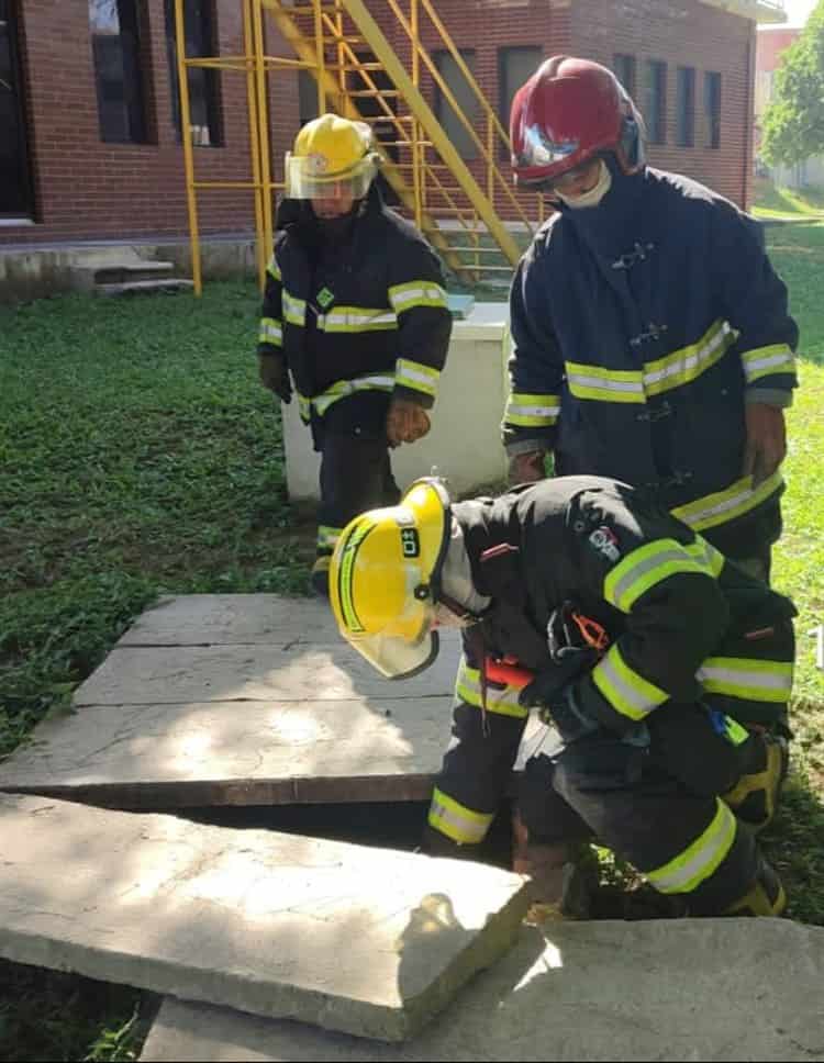 Fuerte olor a ácido en Ciudad Industrial en Veracruz movilizó a bomberos