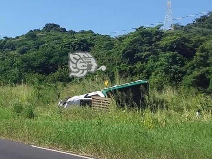 Por exceso de velocidad, vuelca en carretera de Alto Lucero