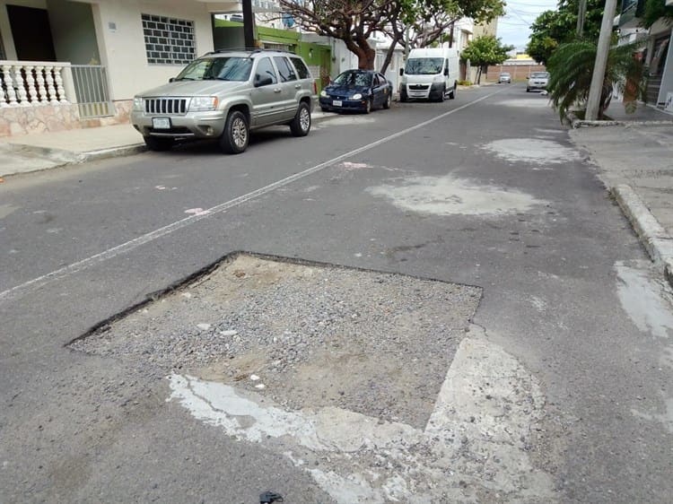 ¡Les cumplen! Tapan bache que causaba dolor de cabeza a vecinos en Boca del Río