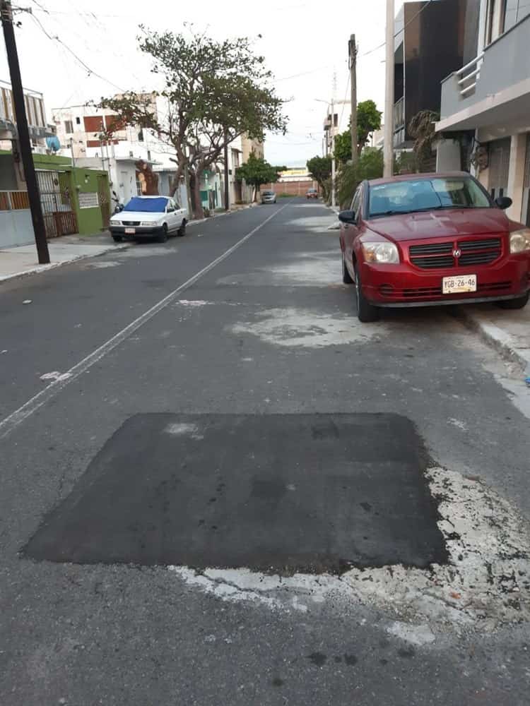 ¡Les cumplen! Tapan bache que causaba dolor de cabeza a vecinos en Boca del Río