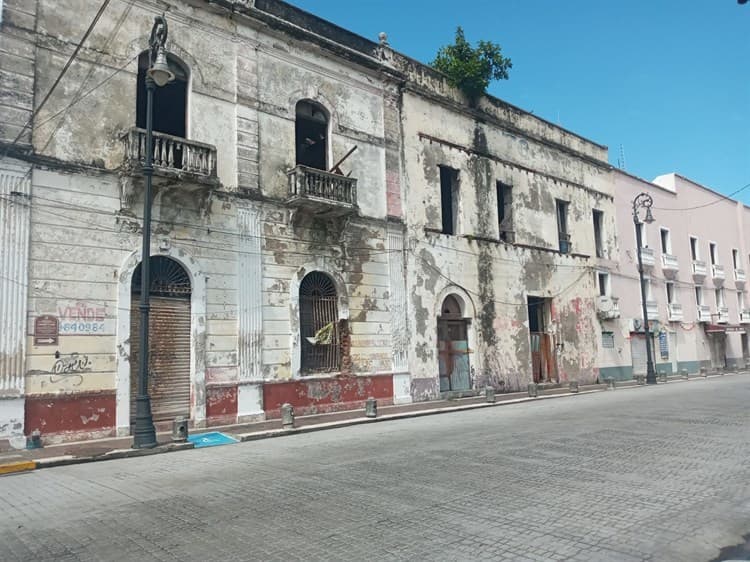 Edificios abandonados de Veracruz servirían para reubicar ambulantaje