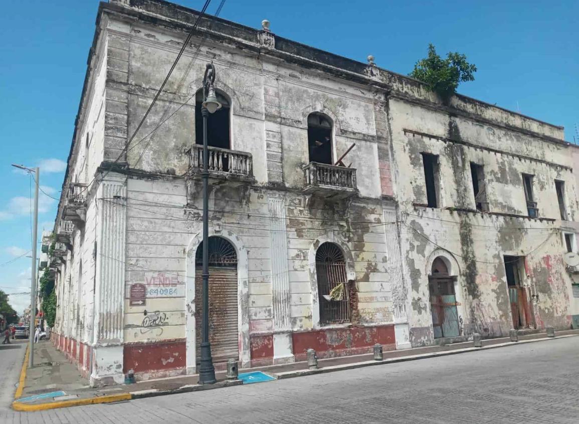 Edificios abandonados de Veracruz servirían para reubicar ambulantaje