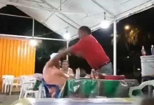 Enfurece contra mujer y le avienta tacos en Xalapa; Vips busca compensarla (+Video)